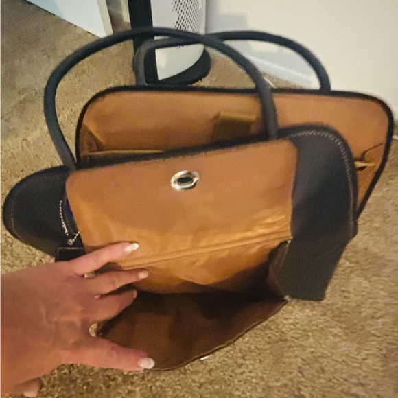 Sleek Black Laptop Bag with Structured Design - Picture 4 of 7